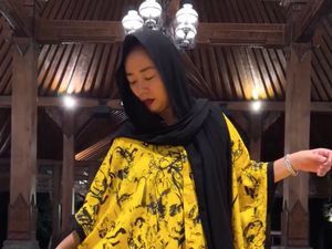 Gaya Unik Soimah saat Rayakan Idul Fitri, Pakai Gamis Dari Kain Sarung Gaya Unik Soimah saat Rayakan Idul Fitri, Pakai Gamis Dari Kain Sarung