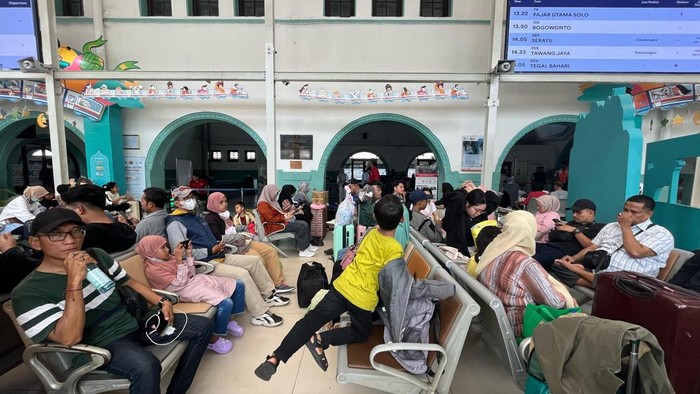 Stasiun Pasar Senen, Jakarta Pusat, Jumat (4/4/2025), terdapat sejumlah warga yang gres akan berangkat ke kampung halamannya pada H+4 lebaran.