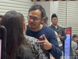 Surya Sahetapy Tiba di Rumah Duka Ray Sahetapy dari Amerika