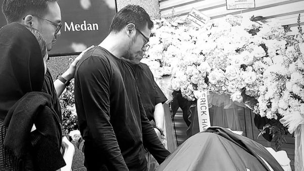 Momen dan Ekspresi Surya Sahetapy Setibanya di Rumah Duka