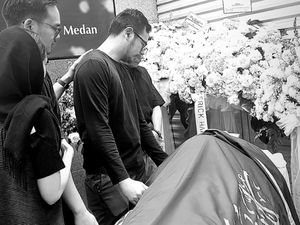 Momen dan Ekspresi Surya Sahetapy Setibanya di Rumah Duka