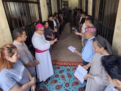 Tahanan Menangis Saat Ikuti Ibadah Jalan Salib dengan Uskup Labuan Bajo