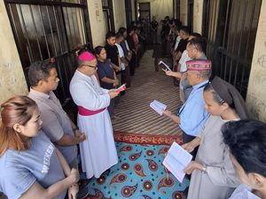 Tahanan Menangis Saat Ikuti Ibadah Jalan Salib dengan Uskup Labuan Bajo Tahanan Menangis Saat Ikuti Ibadah Jalan Salib dengan Uskup Labuan Bajo