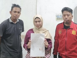 Heboh Wanita Pakai Seragam Satpol PP Bone Sambil Merokok, Kasat Klarifikasi