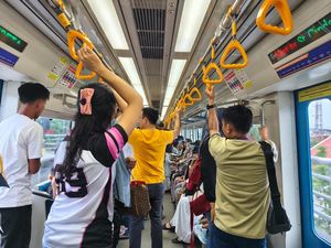 LRT Sumsel Dipadati Penumpang Selama Libur Lebaran 2025