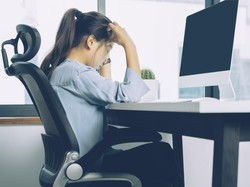 Terlalu Banyak Duduk Disebut Memperpendek Umur, Berdiri Ternyata Sama Saja