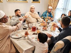 Begini Adab Menjamu Tamu dan Menjadi Tuan Rumah Sesuai Ajaran Islam Begini Adab Menjamu Tamu dan Menjadi Tuan Rumah Sesuai Ajaran Islam
