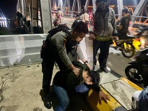 Pemuda Pontianak Nyaris Lompat dari Jembatan Kapuas, Aksi Dicegah Polisi Pemuda Pontianak Nyaris Lompat dari Jembatan Kapuas, Aksi Dicegah Polisi