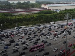 Video: Antrean Kendaraan di GT Cikatama Arah Jakarta Mengular