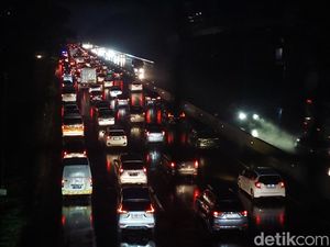 Video: Pantauan Malam Ini Tol Cipularang Arah Bandung Padat Video: Pantauan Malam Ini Tol Cipularang Arah Bandung Padat