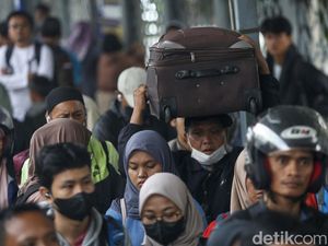 Video: Arus Balik, 18 Ribu Penumpang Tiba di Stasiun Pasar Senen