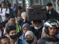 Video: Arus Balik, 18 Ribu Penumpang Tiba di Stasiun Pasar Senen