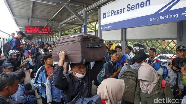 Arus Balik Libur Lebaran 2025, Stasiun Pasar Senen Ramai Pemudik