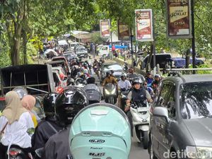 Jalur Wisata Karang Hawu-Palabuhanratu Padat Merayap