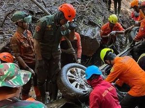 10 Korban Tewas Akibat Longsor di Mojokerto, Kemensos Salurkan Santunan