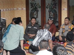 Bupati dan Polisi Sidoarjo Takziah ke Rumah Korban Longsor Pacet-Cangar