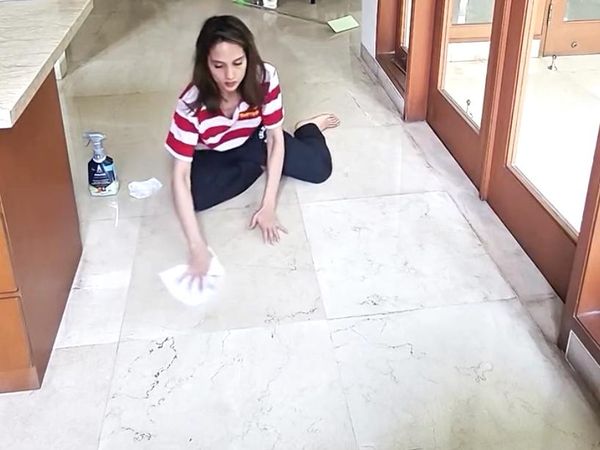 8 Foto Cinta Laura Nyapu dan Ngepel Rumah Mewah, Bersihkan Kamar Majikan