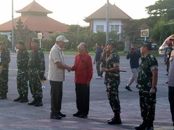 Kenakan Tenun Endek Merah, Koster Sambut Menhan Sjafrie di Bandara Ngurah Rai