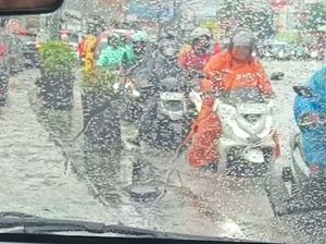 Sejumlah Titik di Bekasi Banjir Usai Hujan Deras, Banyak Motor Mogok