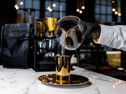 5 Fakta Kafe Kopi Termahal di London, Viral dengan Alat Serba Emas