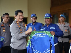 Kapolresta Solo Beri Sembako dan Seragam Wujud Apresiasi untuk Supeltas