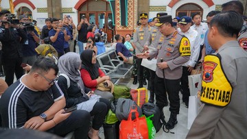    Mudik Lebaran Bikin Loyo? Kapolri Kasih Resep Anti-Capek: Naik Kereta Aja!   Balik Mudik Jangan Sampai 'Tumbang', Kapolri Sarankan Opsi Kereta Api: Lebih Santai, Lebih Aman!   Kapolri 'Kode Keras' Pemudik: Kalau Ngantuk Jangan Nekat Nyetir, Mending Kereta Api!