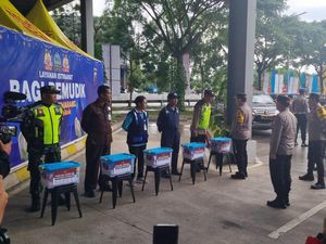 Cek Rest Area 456 Salatiga, Kapolri Beri Bingkisan ke Petugas Arus Balik Cek Rest Area 456 Salatiga, Kapolri Beri Bingkisan ke Petugas Arus Balik