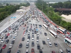Video Antrean Kendaraan di Gerbang Tol Cikatama Arah Jakarta