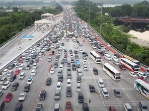 Video Antrean Kendaraan di Gerbang Tol Cikatama Arah Jakarta Video Antrean Kendaraan di Gerbang Tol Cikatama Arah Jakarta