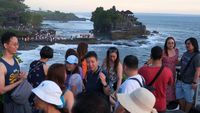 Libur Lebaran, Tanah Lot Bali Diserbu Wisatawan