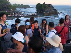 Libur Lebaran, Tanah Lot Bali Diserbu Wisatawan