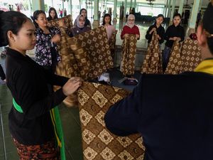 Melihat Latihan Tari Seni Budaya di Pura Mangkunegara Solo Melihat Latihan Tari Seni Budaya di Pura Mangkunegara Solo