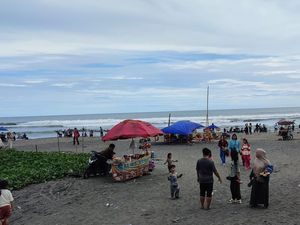 Wisatawan Keluhkan Dugaan Pungli di Pantai Apra Cianjur Wisatawan Keluhkan Dugaan Pungli di Pantai Apra Cianjur