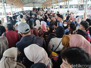 Video: Pemudik Pejalan Kaki Menumpuk di Dermaga Bakauheni Gegara Tak Ada Petugas
