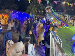 Keseruan Libur Lebaran di Pantai Pulau Datok, Ada Rainbow Slide-Rumah Hantu