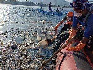 Video: Mayat Tanpa Identitas Ditemukan Mengapung di Perairan Selat Bali Video: Mayat Tanpa Identitas Ditemukan Mengapung di Perairan Selat Bali