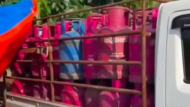 Polsek Cileungsi kembali membongkar kasus pengoplosan tabung gas LPG. Kapolsek Cileungsi, Kompol Edison memimpin dan terjun langsung mengungkap kasus itu. (dok Polsek Cileungsi)