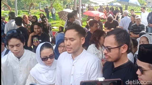 Highlight Dunia Hiburan InsertLive : Rama Ngaku Merasa Bersalah Usai Ray Sahetapy Meninggal Dunia