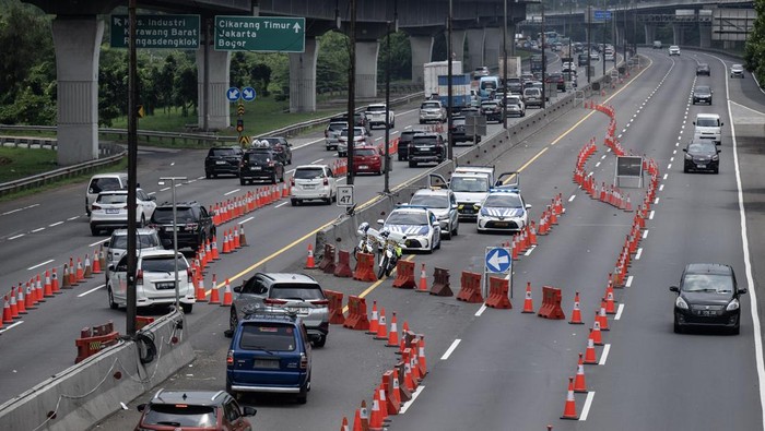 Foto udara kendaraan melintas di saat penerapan rekayasa kemudian lintas musuh arah (contraflow) dua jalur di ruas Jalan Tol Jakarta-Cikampek (Japek), Karawang, Jawa Barat, Sabtu (5/4/2025). PT Jasamarga Transjawa Tol (JTT) menjalankan pembukaan jalur musuh arah dua jalur dari KM 70 hingga KM 47 arah Jakarta ruas Tol Jakarta-Cikampek untuk mengurai volume kemudian lintas arus balik Idulfitri 2025. ANTARA FOTO/Bayu Pratama S/tom.