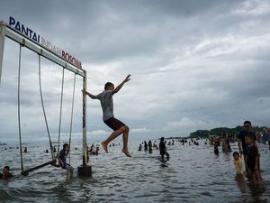 Ribuan Wisatawan Berkunjung ke Pantai Indah Bosowa saat Libur Lebaran