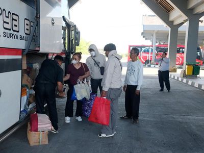 Suasana Arus Balik Lebaran 2025 di Terminal Mengwi Bali
