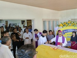 Jenazah Mgr Petrus Turang Tiba di Istana Keuskupan Agung Kupang, Disambut Gubernur
