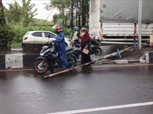 Bahayakan Pemudik, Warga Jebol Bambu Penutup U-Turn di Pantura Cirebon