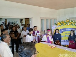 Ibadah, Air Mata, dan Doa Iringi Kepergian Uskup Emeritus Mgr Petrus Turang