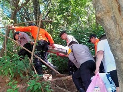 WN Rusia Jatuh Diterjang Ombak saat Foto di Pantai