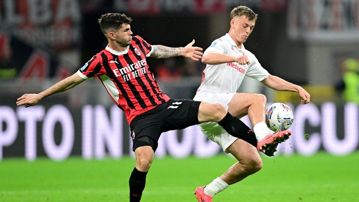 Soccer Football - Serie A - AC Milan v Fiorentina - San Siro, Milan, Italy - April 5, 2025 Fiorentinas Albert Gudmundsson in action with AC Milans Christian Pulisic REUTERS/Daniele Mascolo