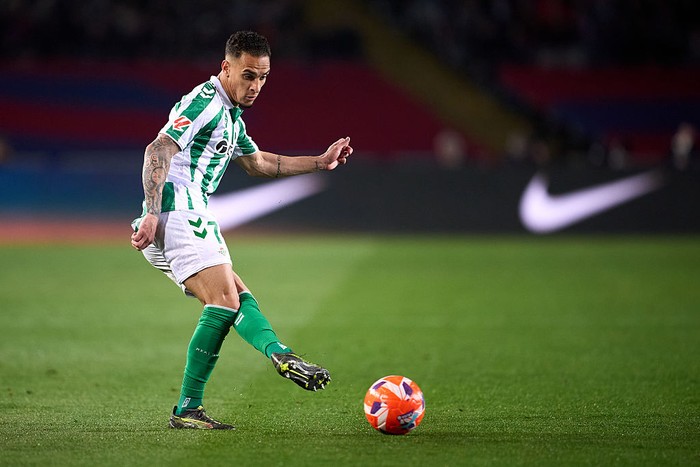 BARCELONA, SPAIN - APRIL 05: Antony dos Santos of Real Betis passes the ball during the LaLiga match between FC Barcelona and Real Betis Balompie at Estadi Olimpic Lluis Companys on April 05, 2025 in Barcelona, Spain. (Photo by Manuel Queimadelos/Quality Sport Images/Getty Images)