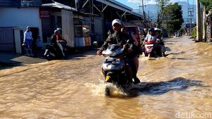 Kondisi Jalan Cikancung Bandung Terendam Banjir