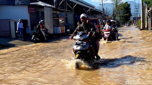 Kondisi Jalan Cikancung Bandung Terendam Banjir