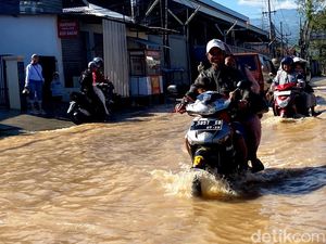 Kondisi Jalan Cikancung Bandung Terendam Banjir